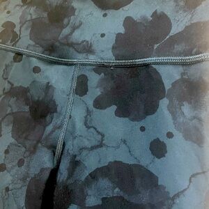 Vuori xs printed leggings .  Perfect shape